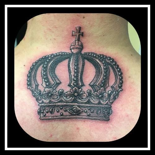 Nackentattoo Krone Crown Tattoo